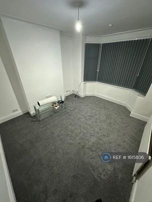 4 bedroom semi-detached house to rent - Photo 1