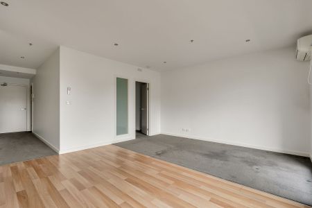 Charming 1-Bedroom Apartment - Photo 2
