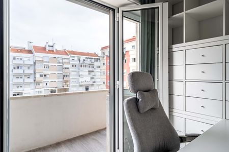 Renovated and furnished 2 bedroom apartment in Campo de Ourique – Lisbon - Photo 5