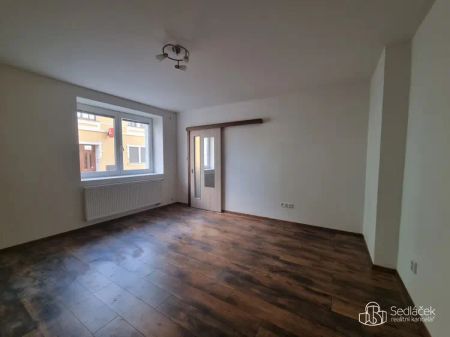Klidné bydlení 1+1 Sokolov – zahrada, parkování - Photo 5