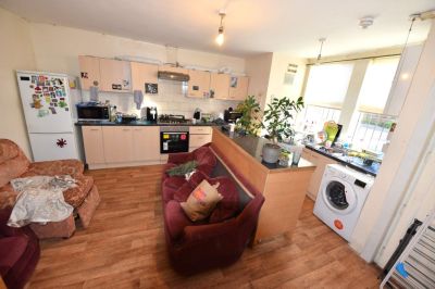 4 bedroom House in Wrangthorne Place, Leeds - Photo 1