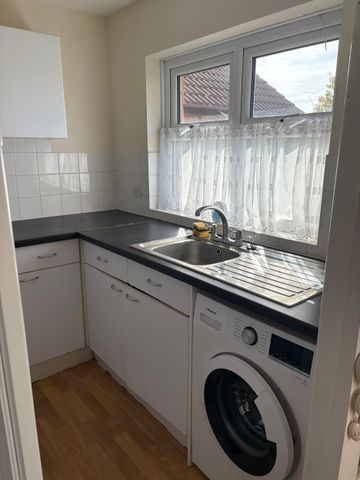 WALNUT TREE, MILTON KEYNES - 1 BEDROOM - Photo 3