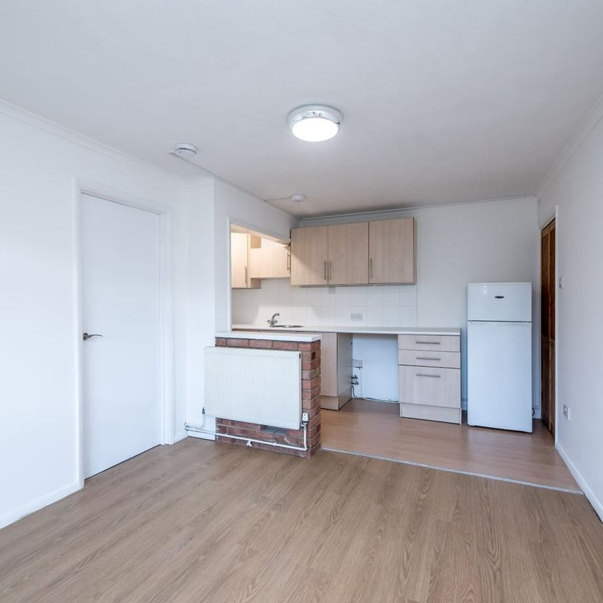 1 Bed Flat, Farley Hill, LU1 - Photo 1