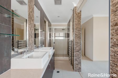 MOVE IN NOW - Stylish Family Living in the Heart of Upper Coomera! - Photo 2
