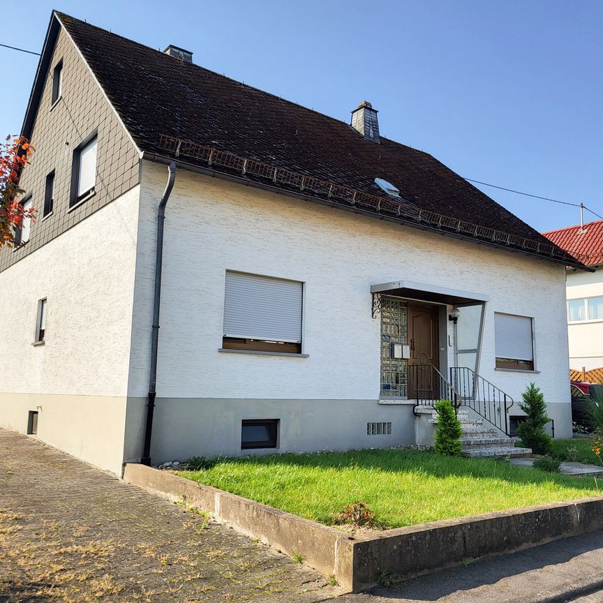 Neuwertige teilmöblierte Dachgeschosswohnung in Nentershausen mit Balkon! - Photo 1