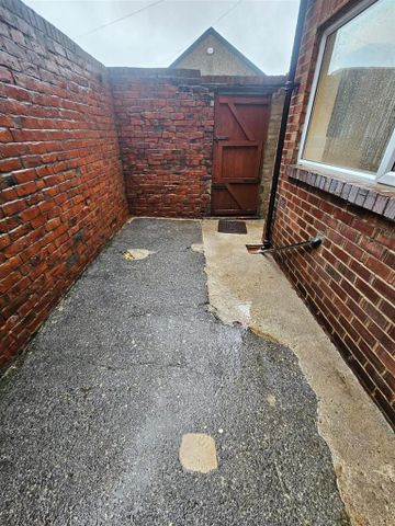 2 bedroom terraced house to rent - Photo 4