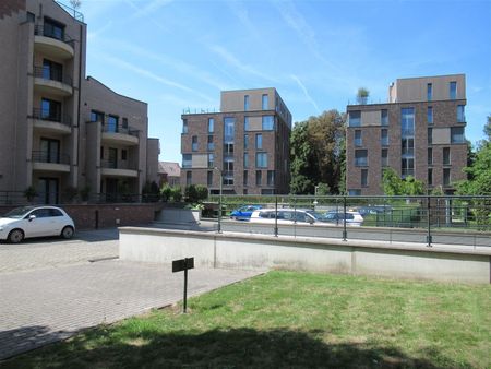 Appartement met 2 slpk's, terras en garage in centrum van Sint-Truiden. - Foto 4