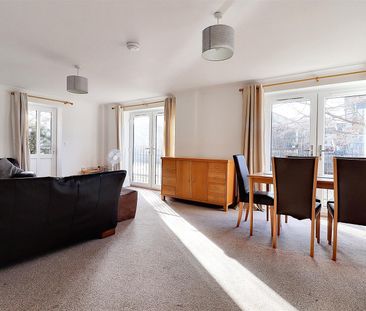 3 Bedroom Flat / Apartment to let - Photo 2