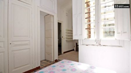 Equipped room with window view interior patio in shared apartment, Eixample - Photo 4