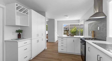 Beautifully Renovated, Modern & Convenient 3-Bedroom Home in Papanui - Photo 3