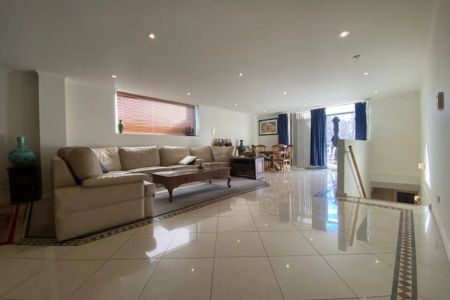 HUGE FURNISHED TOWNHOUSE - 3BR + 2BATH + ROOFTOP GARDEN! - Photo 2