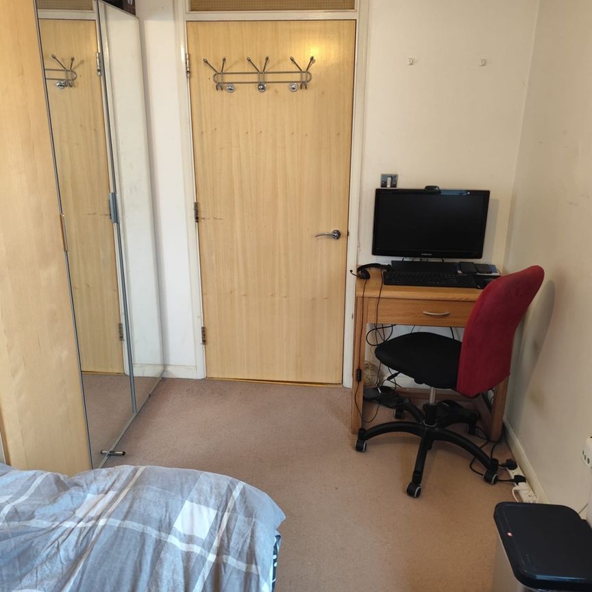 Room in a Shared Flat, Bridge Court, E14 - Photo 1
