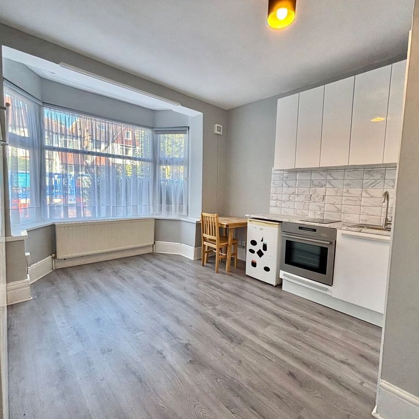 Studio Flat, London, NW11 - Photo 1