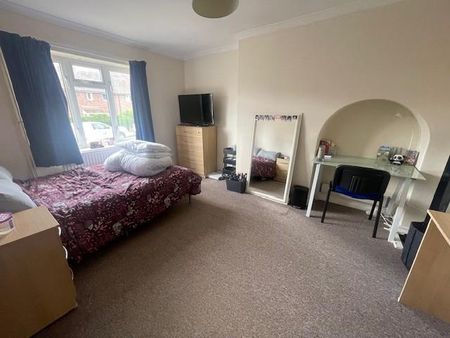 4 bedroom semi-detached house to rent - Photo 5