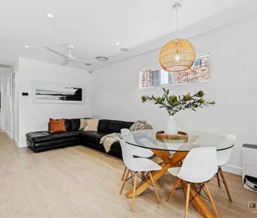 Beautifully Renovated Coastal Beach House � Fully Furnished Short-T... - Photo 3