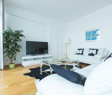 Luxuriöse möblierte 2.5-Zimmer-Wohnung mit Service im Zentrum von Biel - Photo 2