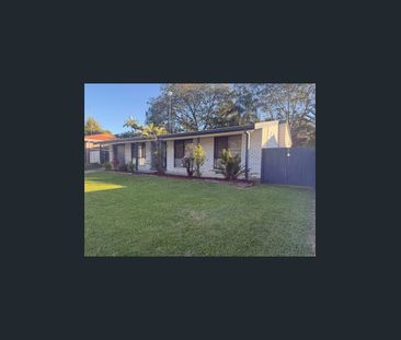 Great Family Home ! Quiet street and fully fenced yard. - Photo 1