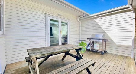 Large, Beautiful Abode in Greenlane - Photo 2