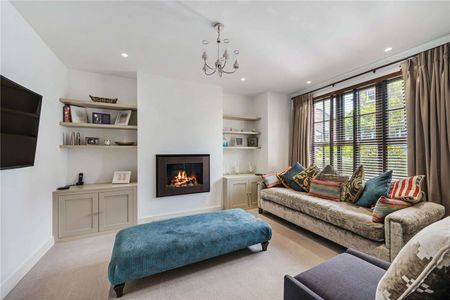 Contemporary townhouse in central Alderley Edge with spacious, design-led interiors. - Photo 3
