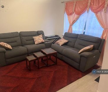 4 bedroom end of terrace house to rent - Photo 1