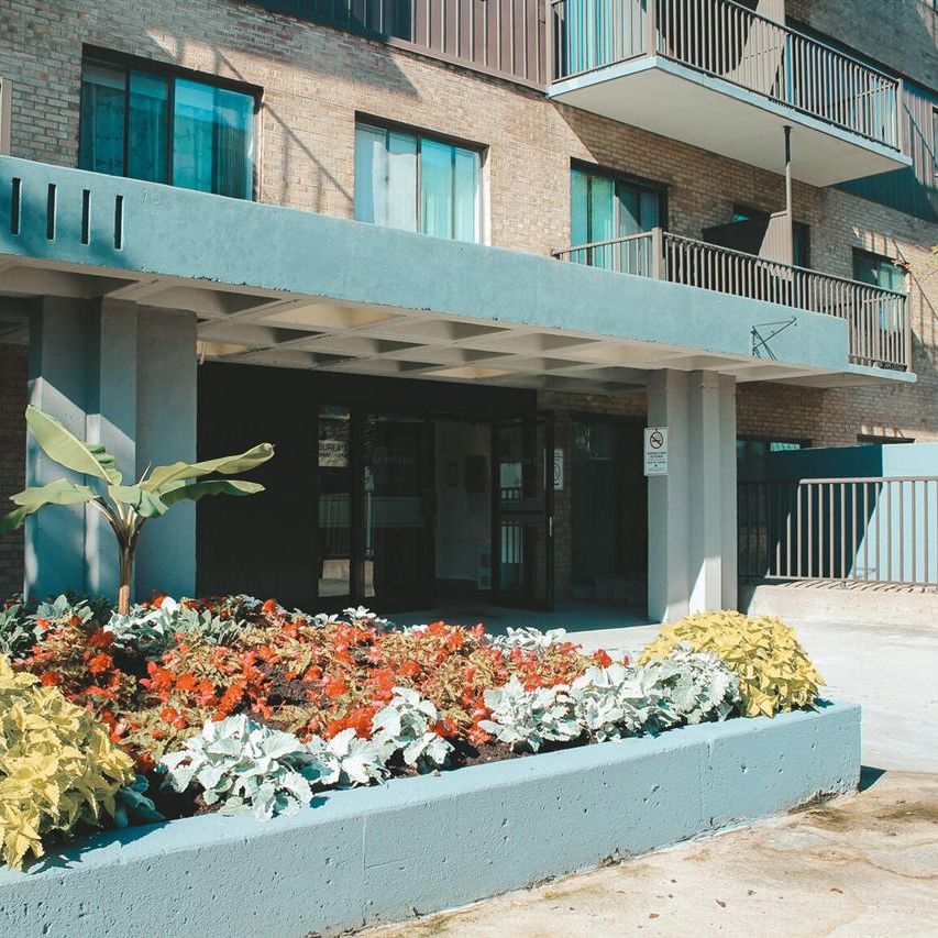 Large 1 Bedroom - 1111 Rue Mistral, Montréal - Photo 2
