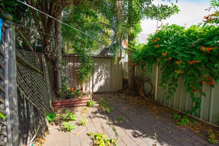 Charming Two Bedroom Terrace House! - Photo 2
