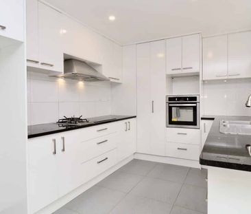 5 Bed 2 Bath in Pakuranga Heights - Photo 1