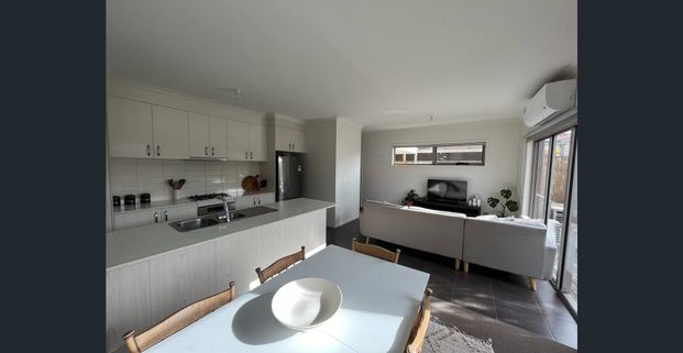 Modern 3-Bedroom Townhouse in Prime Location - Photo 1