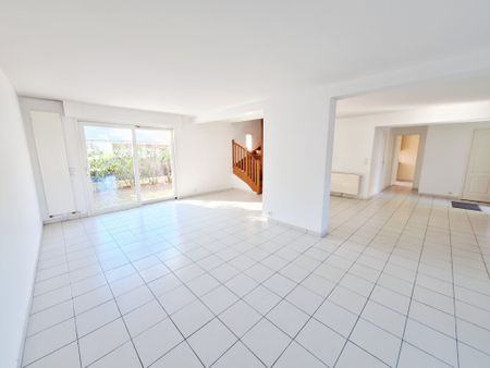 Location Maison 6 pièces 147m² LE MESNIL LE ROI 78600 - Photo 2