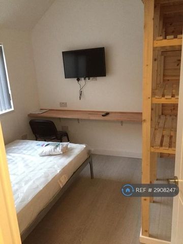 4 bedroom terraced house to rent - Photo 3