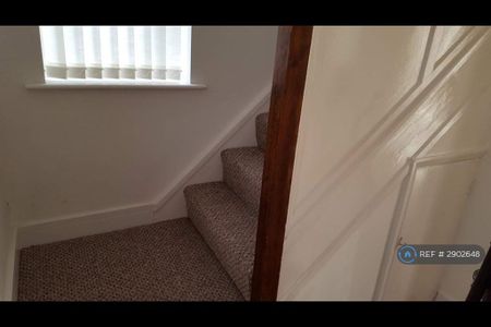 2 bedroom semi-detached house to rent - Photo 4