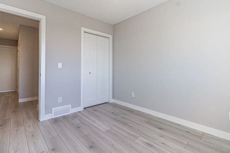 $1500 DEPOSIT! Almost BRAND NEW 3 Bed + 2.5 Bath Home in Chestermere w/ STUNNING Finishes — 197 Dawson Circle Chestermere - Photo 3