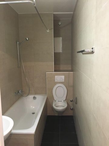 Idéalement situé dans Carouge, proche des transports publics (en face du bâtiment), grandes entreprises, restaurants et commerces. - Foto 5