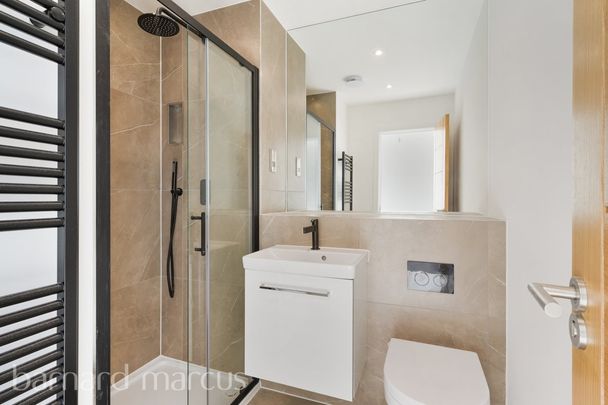 16 Lambert Place, Thames Ditton - Photo 1