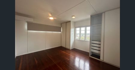 HIDDEN GEM IN SOUTH GLADSTONE WITH OCEAN VIEWS AND RUMPUS ROOM WITH SEPERATE BATHROOM! - Photo 3