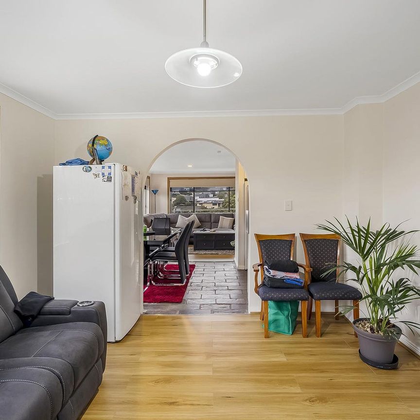 Spacious Family Home with Self-Contained Flat - Photo 1