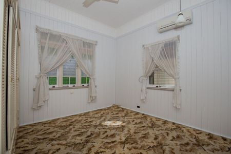 Character Queenslander in Convenient Location with 3 air conditioners - Photo 3