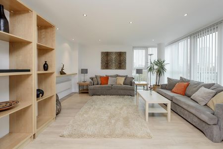 Bridge House, St George Wharf, London SW8 - Photo 2