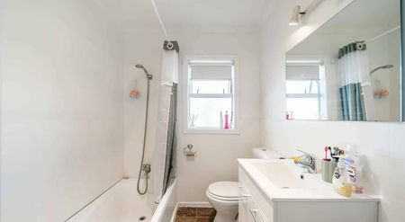 3BR Home with Ample Parking, Pets negotiable - Photo 5