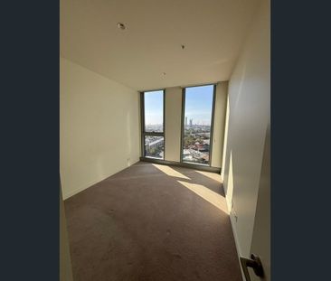 Stylish One-Bedroom + Study Retreat with Iconic Views & Luxury Amen... - Photo 4