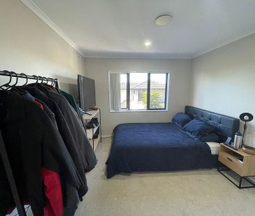5 Bedroom + Double Garage + Off Street Parking - Photo 4