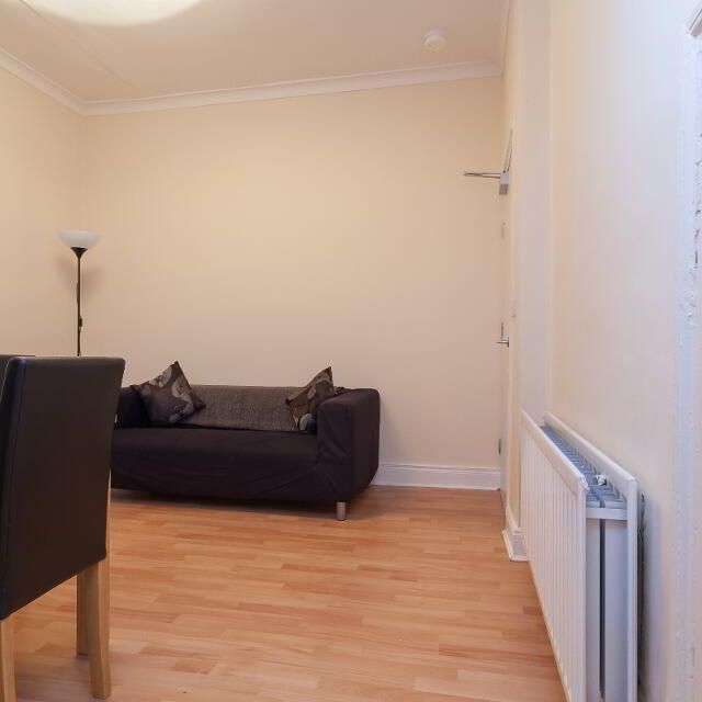 Room 5, 21 Willowbank Gardens, North Belfast, Belfast, BT15 5AH - Photo 1