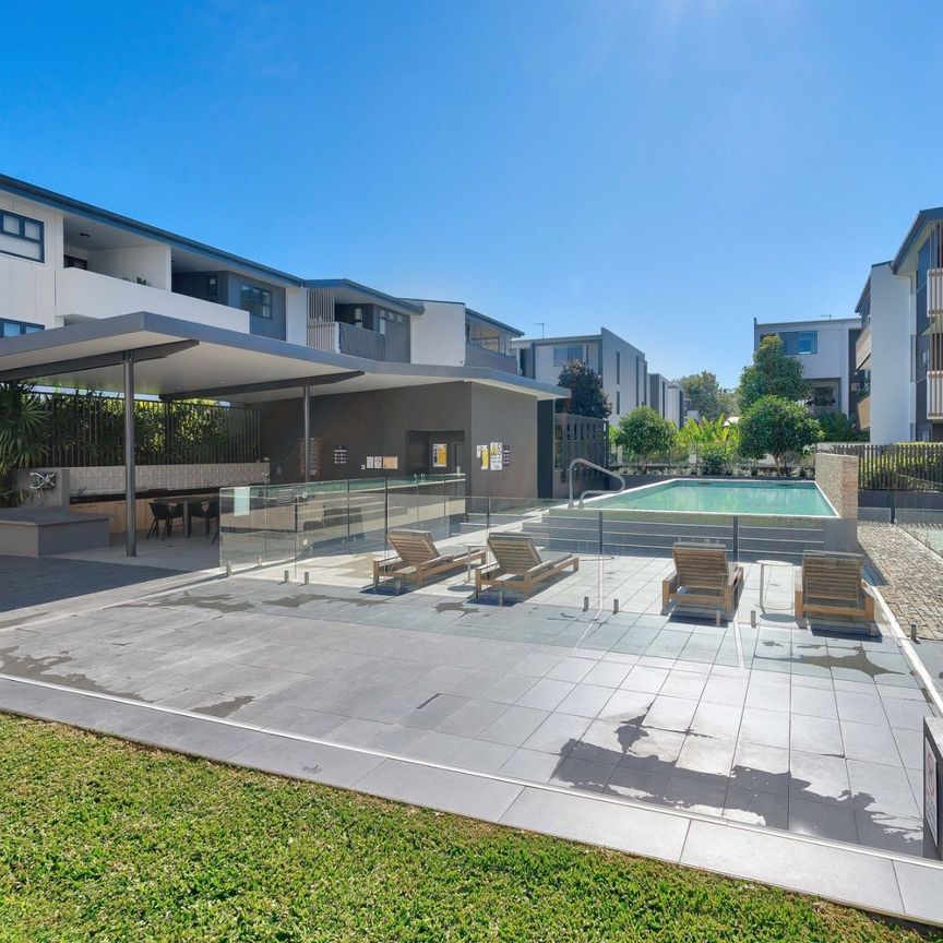 Spacious Two-Bedroom Apartment with Large Entertainers Balcony Bulimba - Photo 1