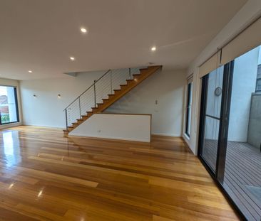 Tri-level living, East Brunswick Village at your door! - Photo 1