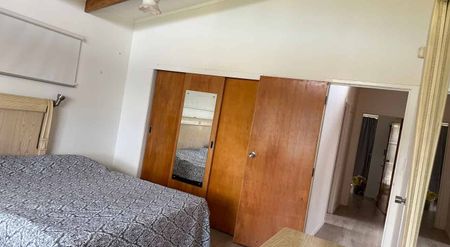 Sunny 2-Bedroom Home with Sea Views - Photo 5