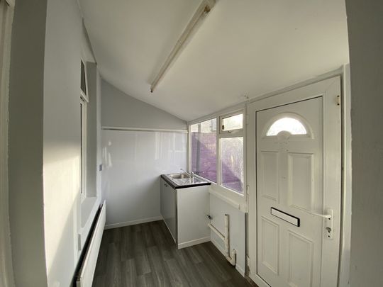 Newly Refurbished 2 Bedroom Bungalow for Rent in Hendon - Photo 1