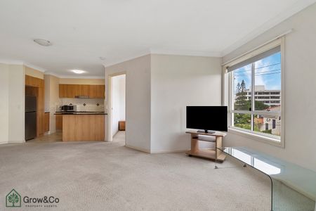 FULLY FURNISHED APARTMENT PERFECTLY POSITIONED IN SURFERS PARADISE - Photo 5