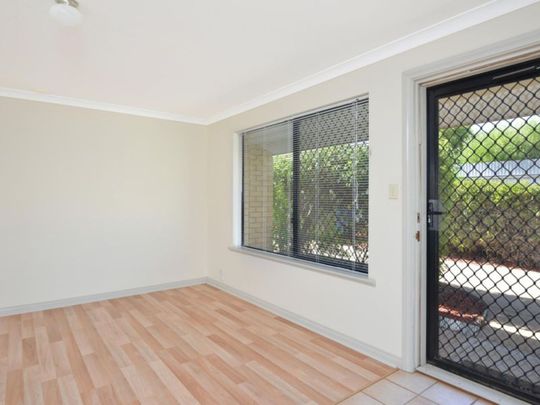 Neat & tidy brick unit in a central location! - Photo 1