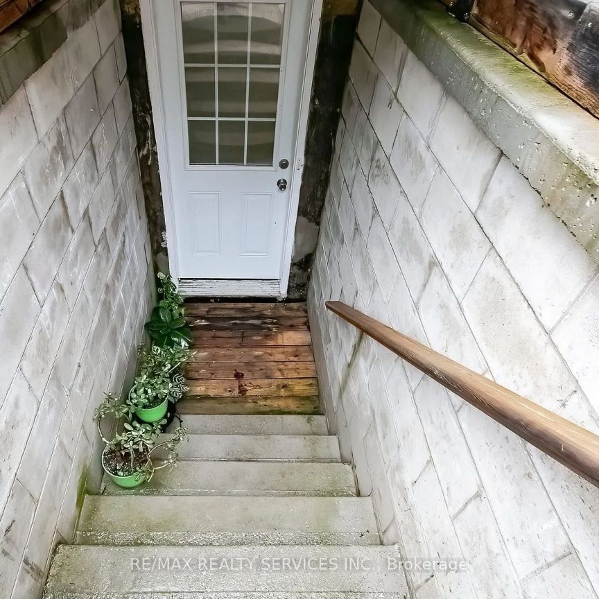 24 Vivians Crescent #BASEMENT - Photo 1