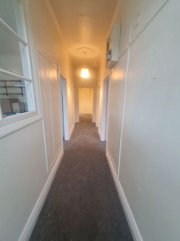 4 bedroom, quiet and still close to town. - Photo 4